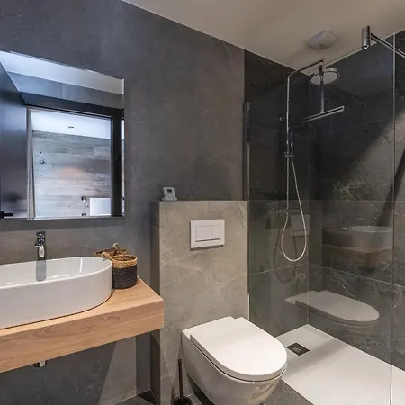 De Luxe Avec Piscine Interieure Et Sauna, Proche - Fr-1-343-261 *